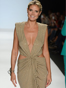 Heidi Klum Wears Plunging Gown at "Project Runway" Finale!