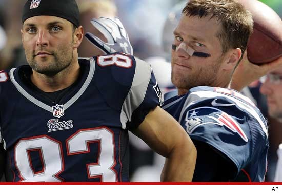 0911_wes_welker_tom_brady_AP_01