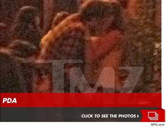 JASON ALDEAN - Page 7 0928-jason-aldean-brittany-kerr-pda-3