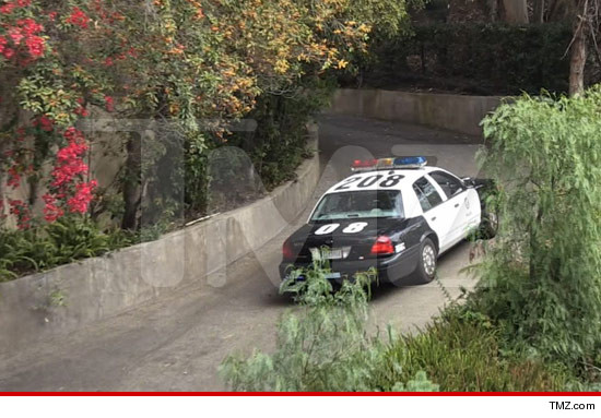 1019-lindsay-lohan-police-arrival-tmz