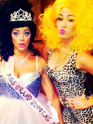 Check Out Miley Cyrus' Awesome Nicki Minaj Costume