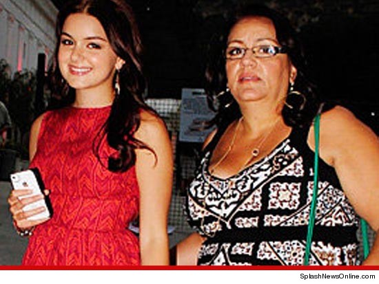 1108_ariel_winter_and_mom_splash