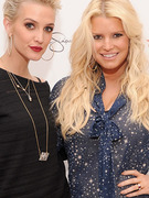 Jessica Simpson Flaunts Trim Waist Next to Sister Ashlee