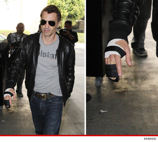 1127_olivier_martinez_article_hand_brace_injured_gsi