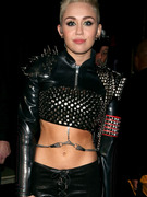 Miley Cyrus Flaunts Crazy Stomach & Sings Billy Idol at "VH1 Divas"