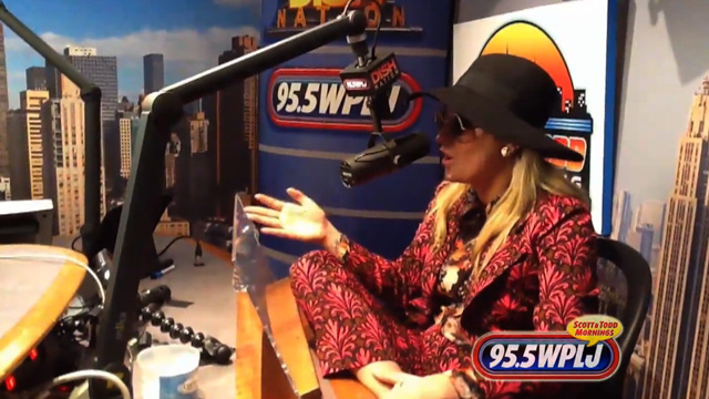 121912_kesha_radio_int