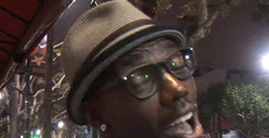 Terrell Owens -- Slangin' Used Duds for Baby Daddy Punishment