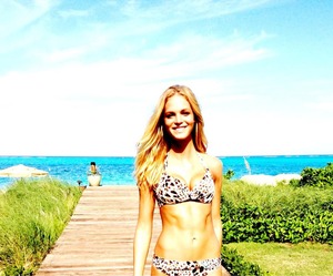 Sexy Erin Heatherton Twit Pics!
