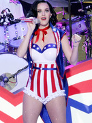 Katy Perry Shows Off Her Patriotic Pride & Curves!