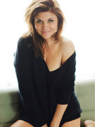 Tiffani Thiessen Strips, Reveals She Was Almost a Bond Girl