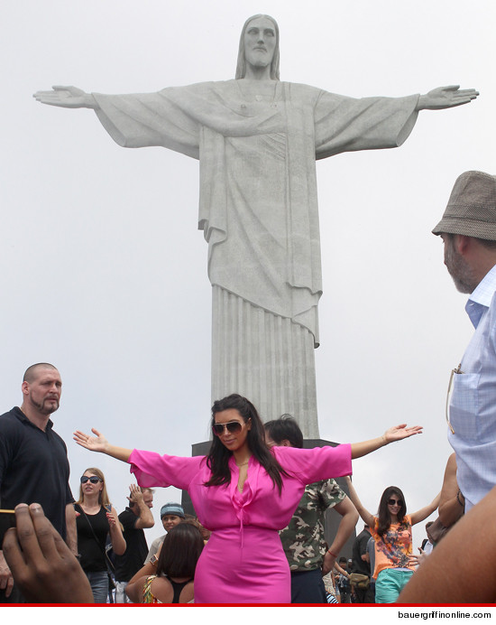 0209-kim-kardashian_B-GR_003