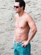 Mark-Paul Gosselaar: Shirtless & Sexy on Set! 