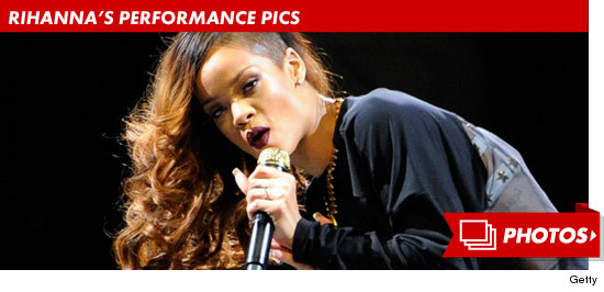 0416_rihanna_performance_footer