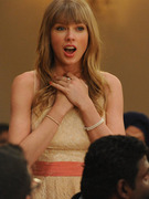 Taylor Swift Pokes Fun at Herself In "New Girl" Finale