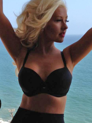 Christina Aguilera Flaunts Major Weight Loss In Bra