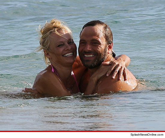 0808_pamela_anderson_rick_solomon_beach_bikini_splash