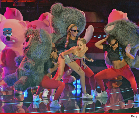 0827-miley-cyrus-bears-sex-getty