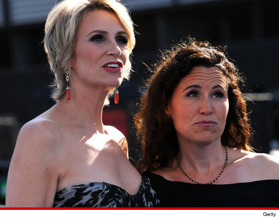 0904_jane-lynch_lara_embry_getty