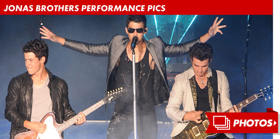 1009_jonas_brothers_performance_footer