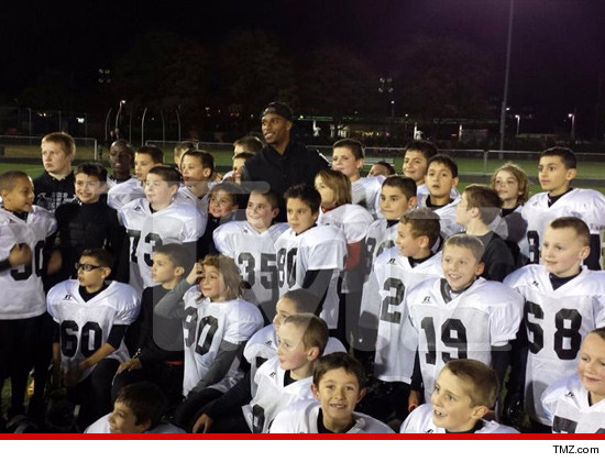 1107-victor-cruz-kids-tmz