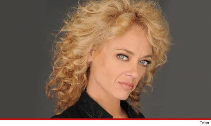 0102-lisa-robin-kelly-twitter