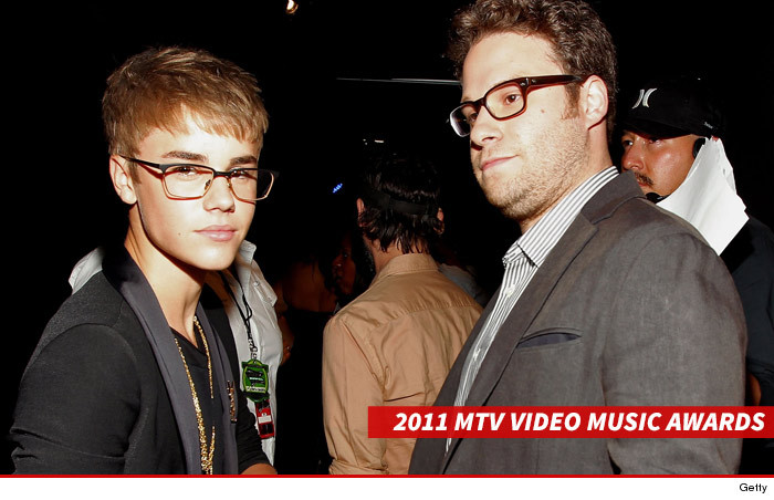 0123_justin_bieber_seth_rogan_vmas_getty