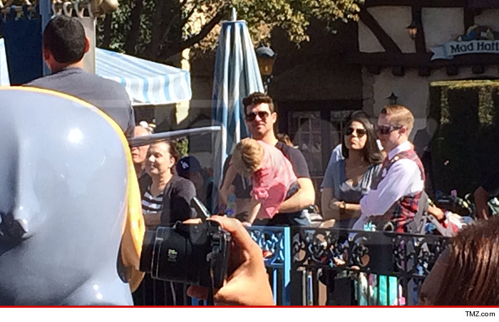 0224_robin_thicke_disney_sub_tmz_wm