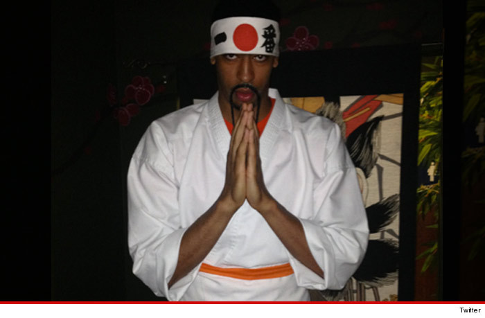 0430_anthony_davis_costume_twitter