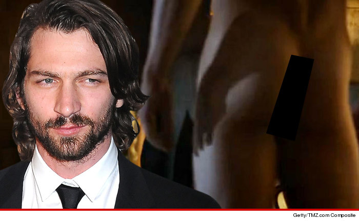 0521_michiel-huisman_butt_getty_hbo_censor
