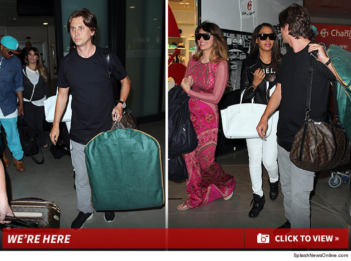 0524-kimye-guests-arrive-gallery-launch-02