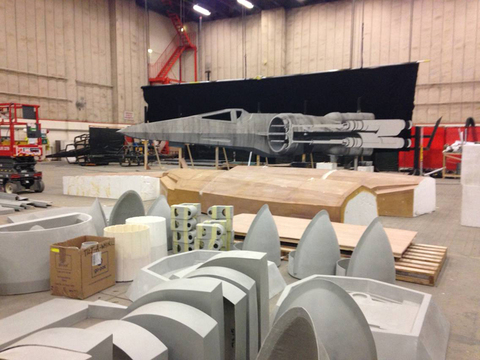 millennium-falcon-star-wars-spoiler-sneak-peek-behind-the-scenes-photos-016-480w.jpg