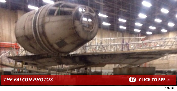 0604_millennium_falcon_sneak_peek_photos_footer