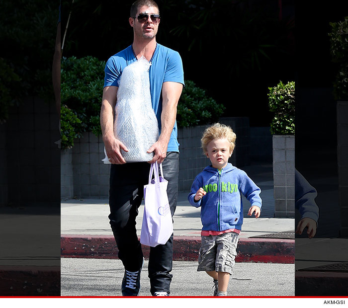 0611_robin_thicke_kid_akm_gsi