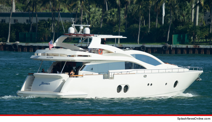 0703-bieber-drinking-YACHT-SUB-SPLASH-01
