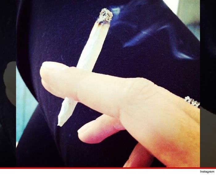 1006-amanda-bynes-cigarette-instagram