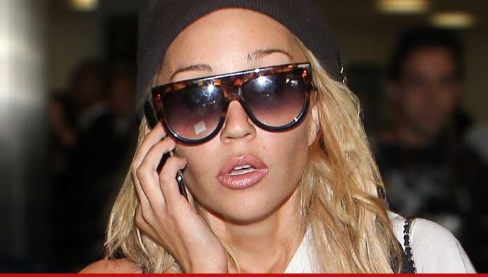 Amanda Bynes Makes It Rain Hotel