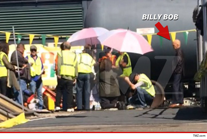 1028_billy_bob_on_set_tmz_wm