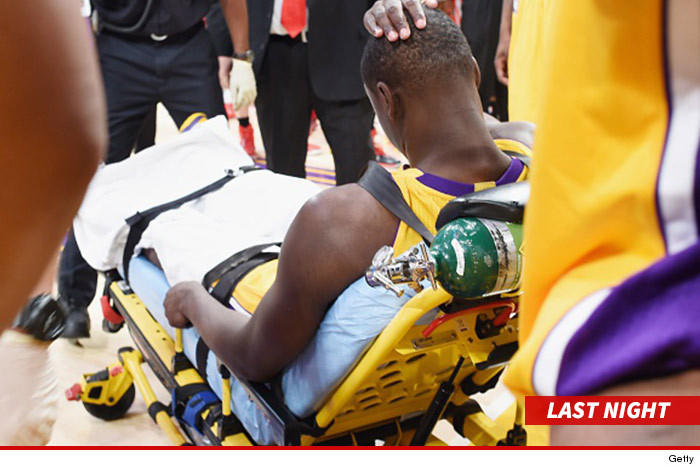 1029_Julius-Randle_stretcher_sub_getty