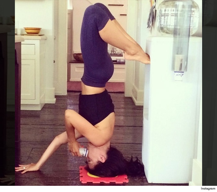 1201_hilaria_baldwin_yoga_7