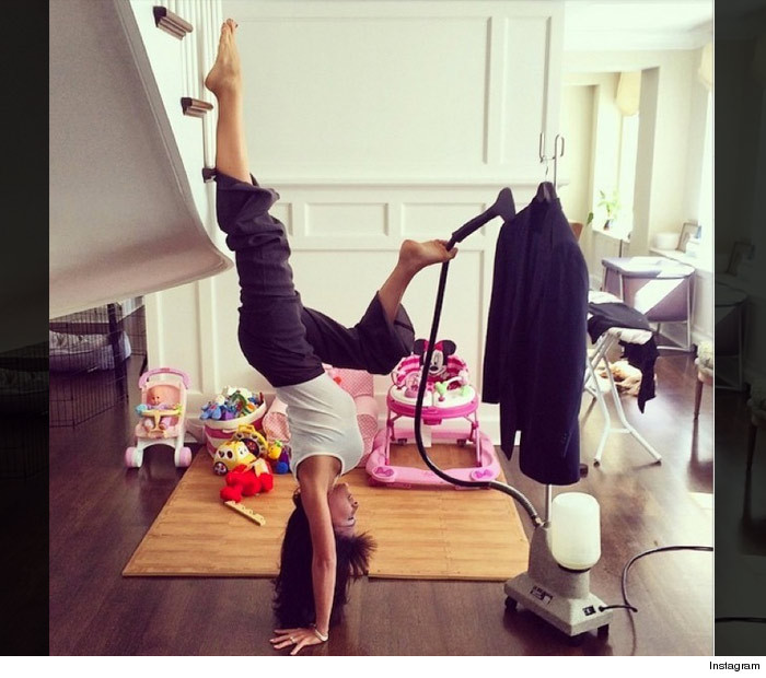 1201_hilaria_baldwin_yoga_2