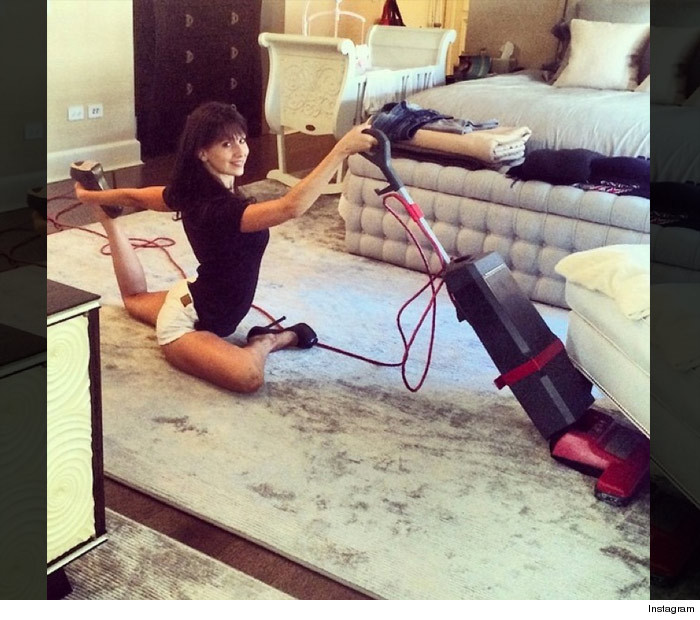 1201_hilaria_baldwin_yoga_1