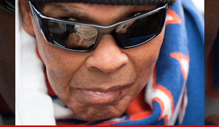 Muhammad Ali -- Pneumonia Lands Champ in Hospital