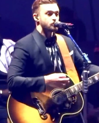 Justin Timberlake Sings "Friends in Low Places" With Garth Brooks! 