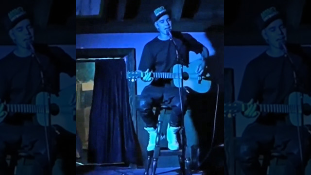 Justin Bieber -- Impromptu Acoustic Guitar Show ... Move Over, John Mayer! (VIDEO)