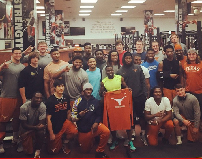 Kevin Hart -- Gettin' His Swole On ... With UT Football Team