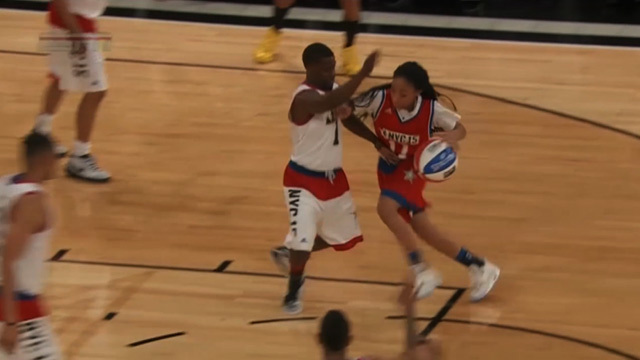Kevin Hart -- SCHOOLED By Mo'ne Davis ... In Celeb Hoops Game (Video)
