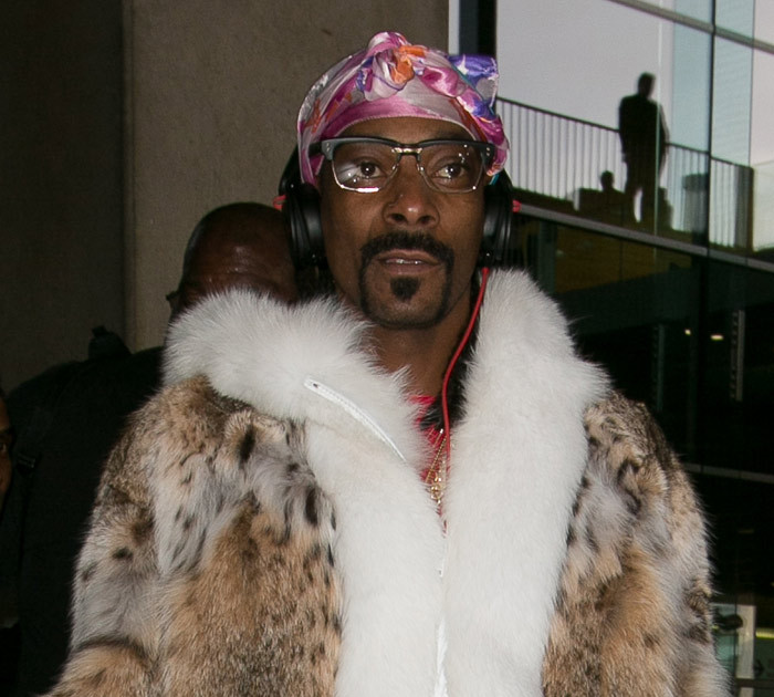 Snoop Dogg At The Airport -- A Sight FUR Sore Eyes
