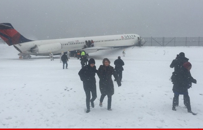 LaGuardia Plane Skids -- NY Giants Player On Flight ... 'I Shoulda Stayed Home'