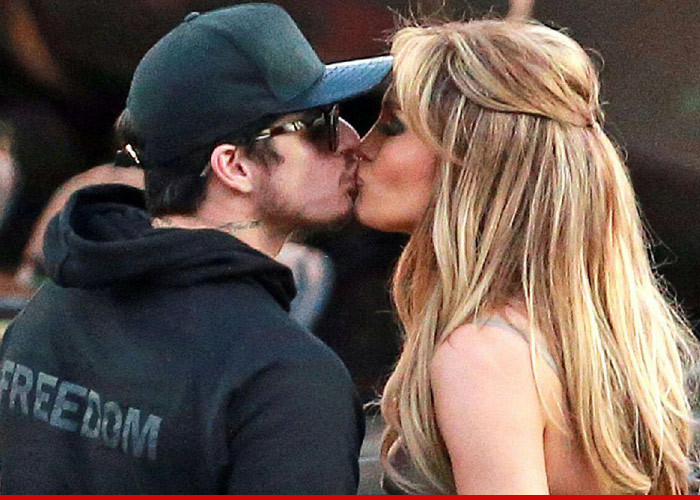 Jennifer Lopez and Casper Smart -- Back To Bangin' ... Sealed With A Kiss