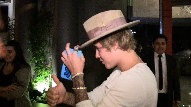 Justin Bieber -- Walking Out with Mayweather?? ... HELL YEAH!!
